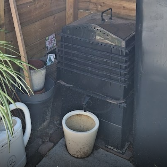 Klantenfoto van een Billiebin in de tuin met een potje onder het kraantje